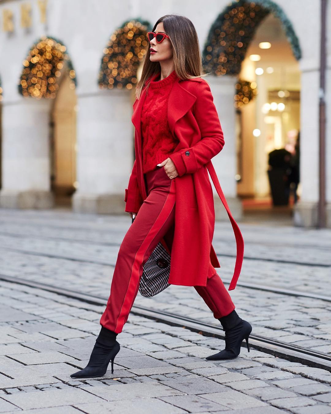 как носить красный цвет дамам 40+ зимой 2019 фото 8
