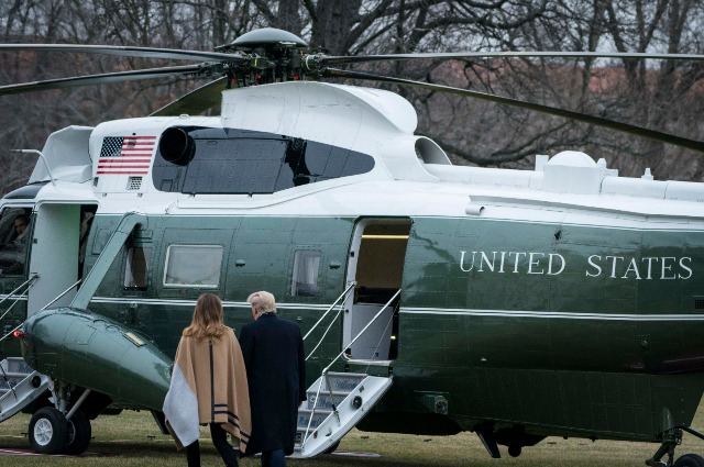 Дональд и Мелания Трамп в песочном кейпе отправились во Флориду февраля, Дональд, Вчера, обвинителей, выступления, заключительные, прозвучат, третьего, понедельник, заседание, состоится, Последнее, импичменте, разбирательстве, судебном, переживает, совсем, всему, выбранных, палатой