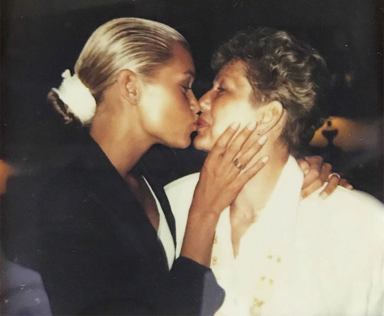 Джиджи Хадид организовала праздничный ужин в честь дня рождения мамы Иоланды Звезды,Новости о звездах