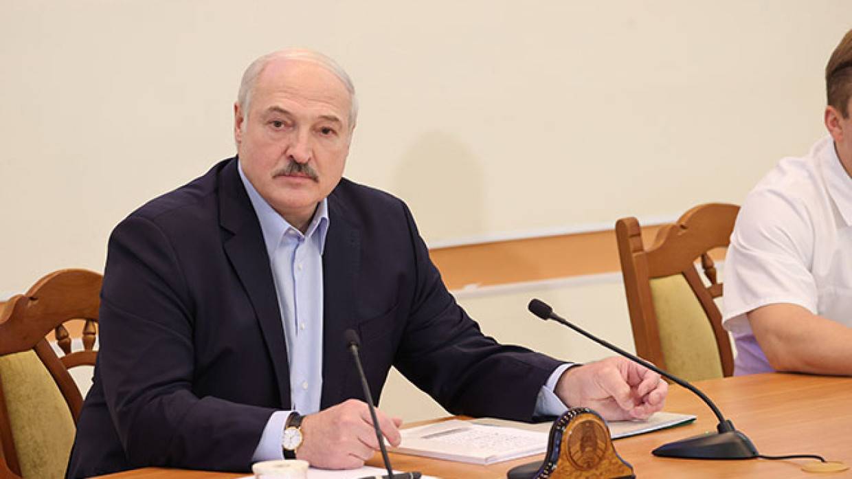 Лукашенко заявил о невозможности диалога с Тихановской на примере Путина и Навального