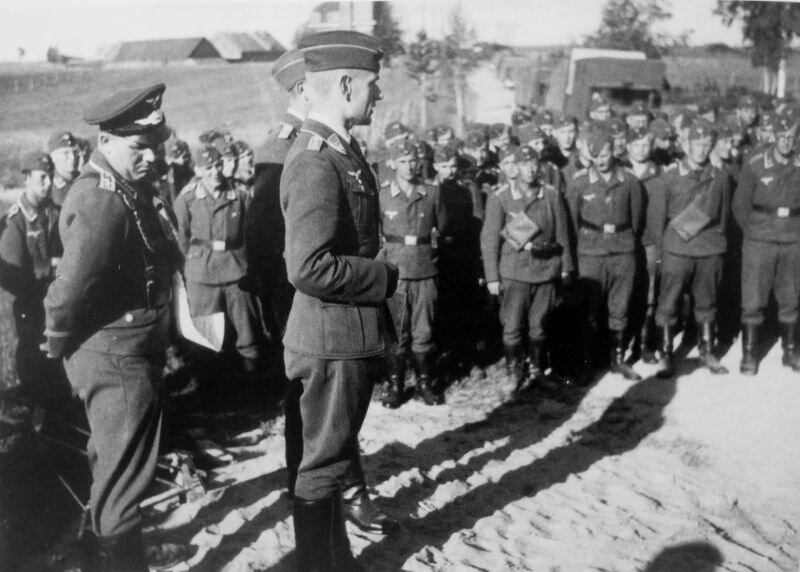 Офицер люфтваффе сообщает военнослужащим своей части о нападении немецкой армии на СССР. 22 июня 1941 года.