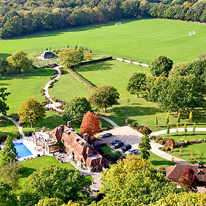 Евгений Чичваркин в 2009 г. приобрёл поместье Барбинз-Грейндж (Barbins Grange) площадью в 41 гектар в Дансфолде за 11 миллионов фунтов стерлингов