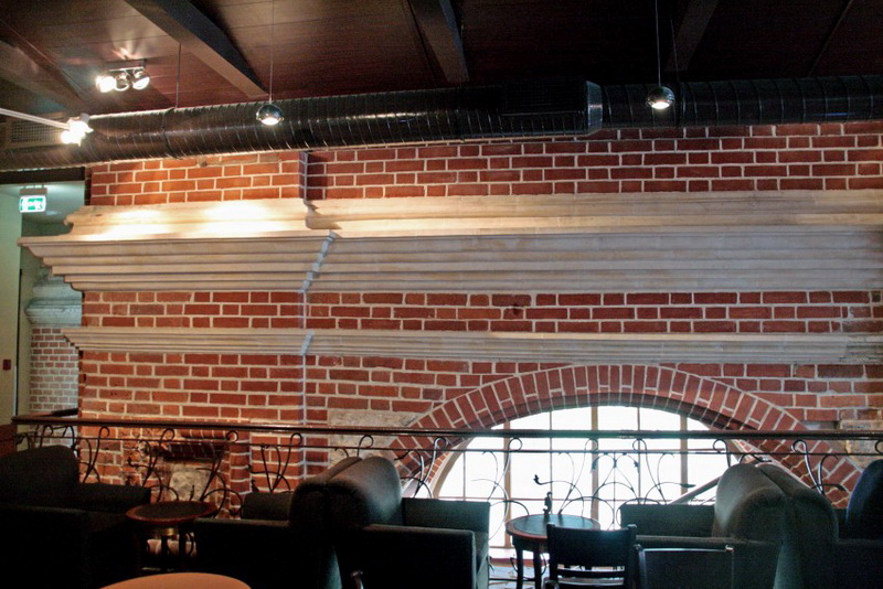 Восстановленная часть западной стены колокольни Успенской церкви. Фото С. И М. Поповых 2012 года.