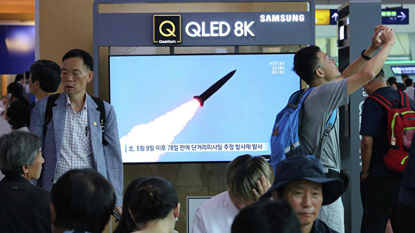 Жители Сеула смотрят по телевизору выпуск новостей о запуске ракет с территории КНДР. 25 июля 2019