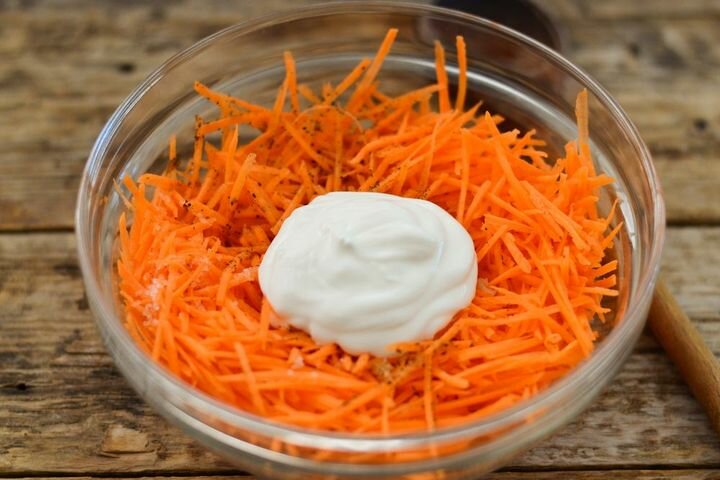 Салат из моркови со сметаной и чесноком - проще не придумаешь! морковь, вкусу, салат, молотый, можно, перец, тёрке, —  по, моркови, натереть, сметаны, несколько, чёрный, всего, слаще, сахара2, верхней, домашний, очистить, майонез