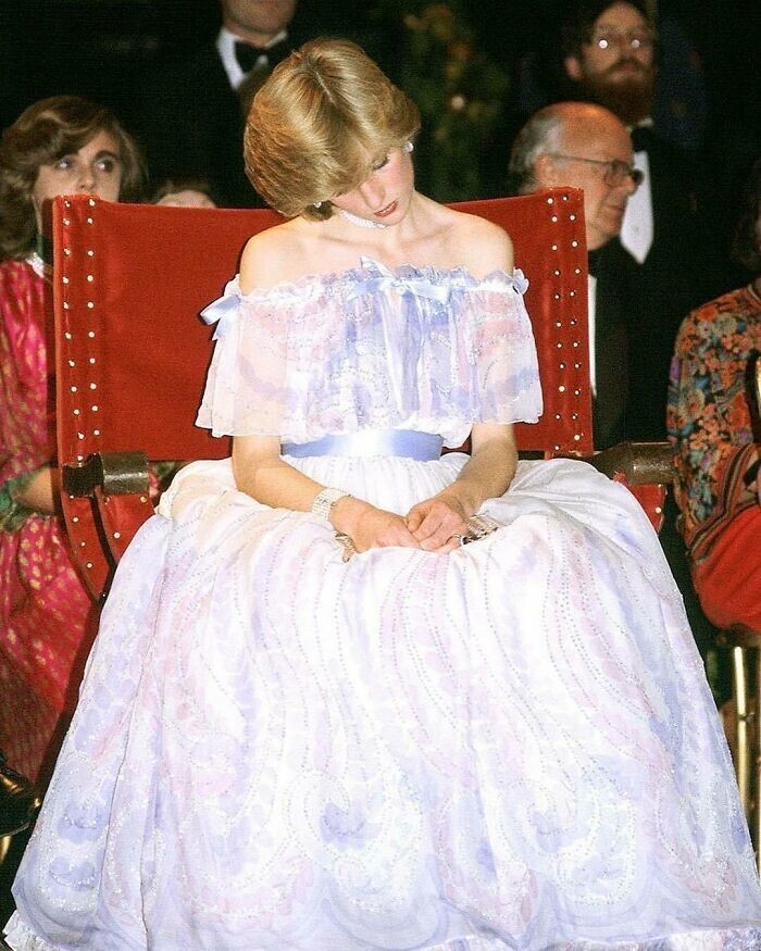 29. Беременная принцем Уильямом принцесса Диана дремлет во время официального мероприятия, 1981 год