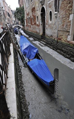 Без воды каналы Венеции превратились в грязные лужи