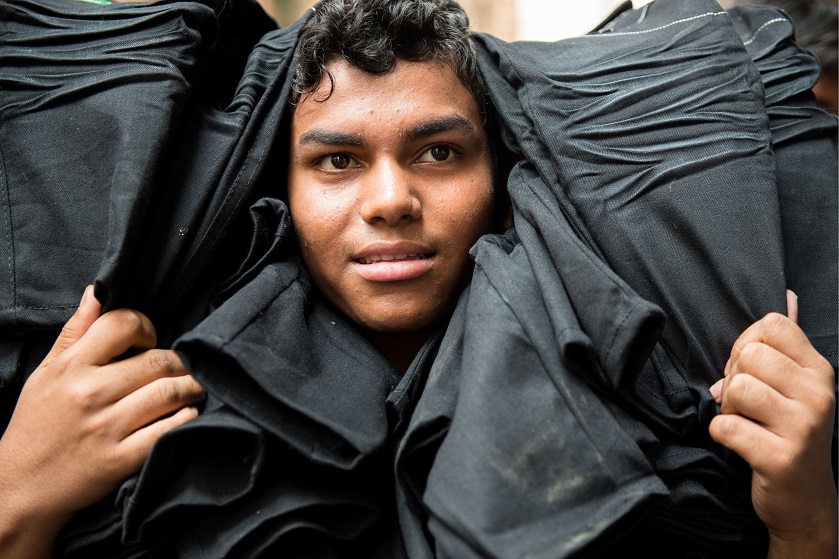 За этикеткой: фотограф изучил швейную промышленность в Бангладеш
