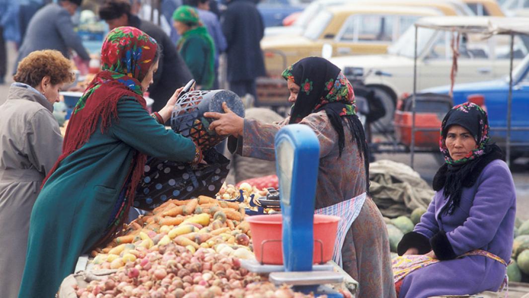 Женщины продают и покупают овощи на рынкев городе Байрам-Али