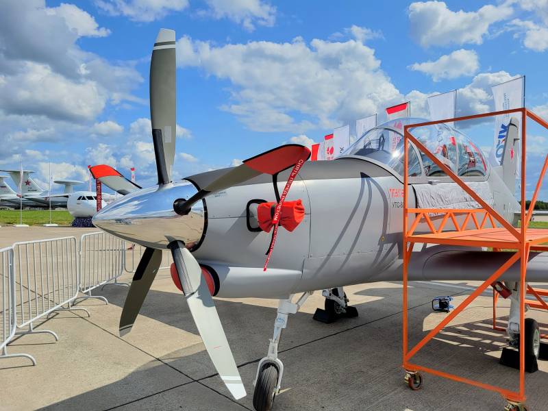 Як-152 vs УТС-800: Россия выбирает «летающую парту» Як-152 vs УТС-800: Россия выбирает «летающую парту» ввс