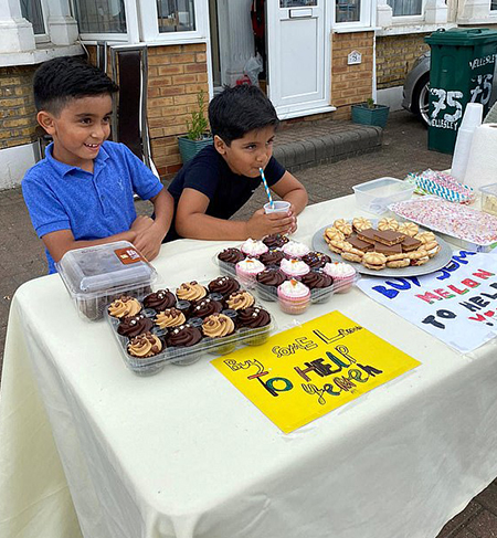 Анджелина Джоли направила щедрое пожертвование двум 6-летним продавцам лимонада в Лондоне Анджелина Джоли направила щедрое пожертвование двум 6-летним продавцам лимонада в Лондоне Стиль жизни,Благотворительность
