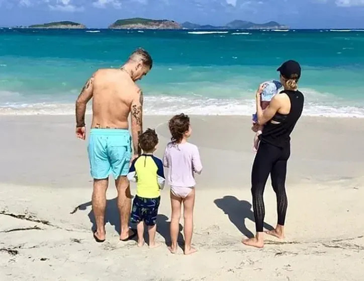 Робби Уильямс и Айда Филд с детьми