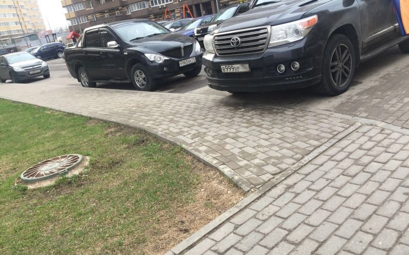 Месть владельцу Крузака за парковку на тротуаре Месть владельцу Крузака за парковку на тротуаре land cruiser, toyota, авто, автоместь, автохам, быдло, парковка, тротуар