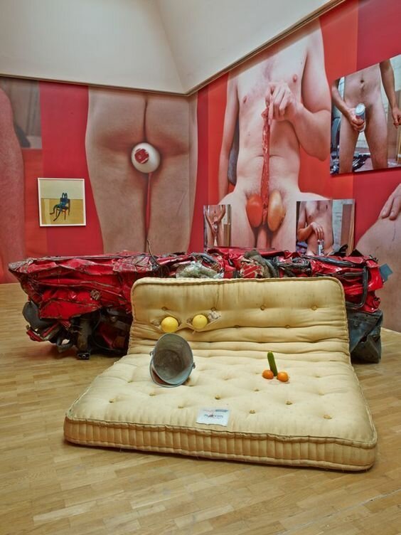 Инсталляция в Лондонской галерее, 2013 года, Сара Лукас "Ситуация" искусство, непонятное, скульптура, фантазия, что делают
