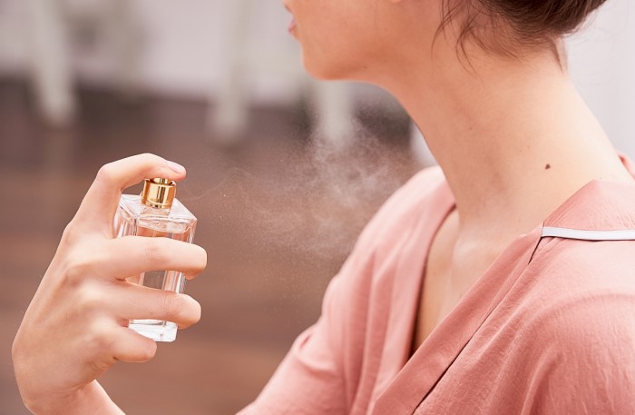 Наносите парфюм на запястья, за ушами, у горла и на сгибах локтей / Фото: syl.ru