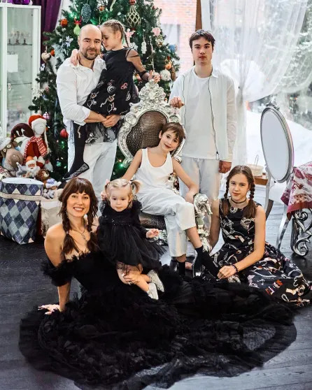 Роман и Елена Товстик с детьми