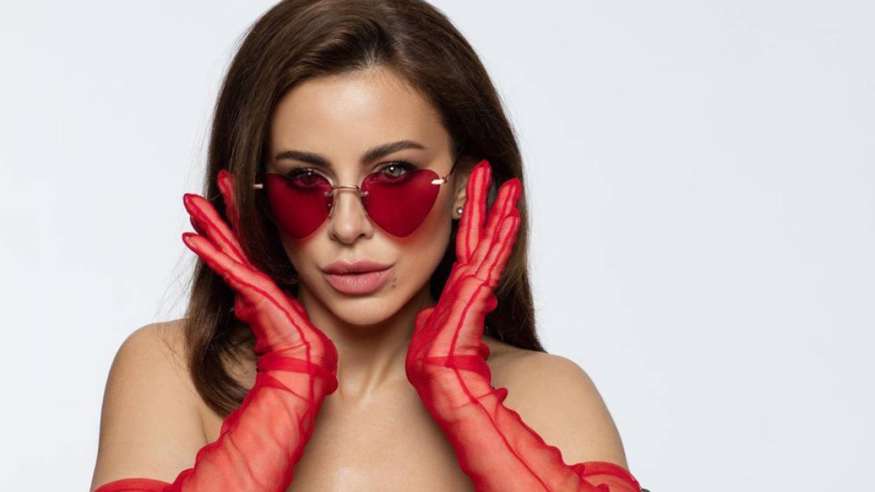 Ани Лорак поразила фанатов новой фотографией в роскошном черном платье