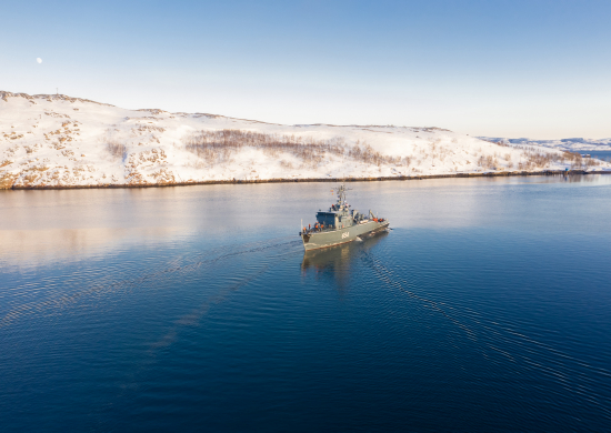 Тральщик Северного флота «Коломна» отрабатывает учебно-боевые задачи в Баренцевом море