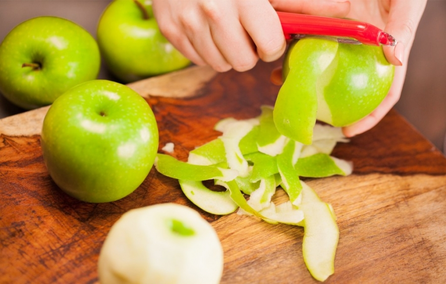 Не спешите выбрасывать яблочную кожуру: 5 хитрых способов, которые можно применить дома и на даче лайфхак,полезные советы,советы хозяйке