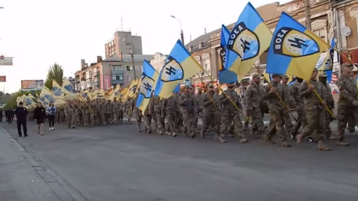 Добровольческий батальон «Азов», собравший в своих рядах нацистов из Украины и Европы, разросся до полка и продолжает терроризировать Донбасс.