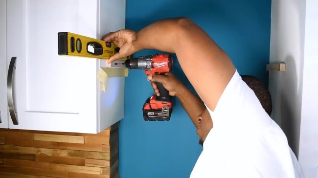 Легкие настенные полки со скрытой подвеской Легкие настенные полки со скрытой подвеской