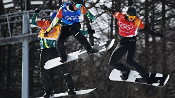 Алекс Пуллин (Австралия), Камерон Болтон (Австралия), российский спортсмен Николай Олюнин в четвертьфинале соревнований по сноуборду среди мужчин в дисциплине сноуборд-кросс на XXIII зимних Олимпийских играх в Пхенчхане