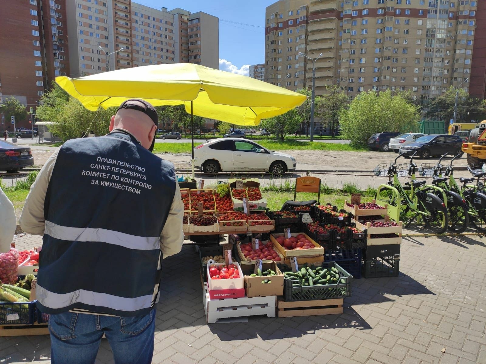 В Петербурге убрали 23 незаконные уличные торговые точки в семи районах