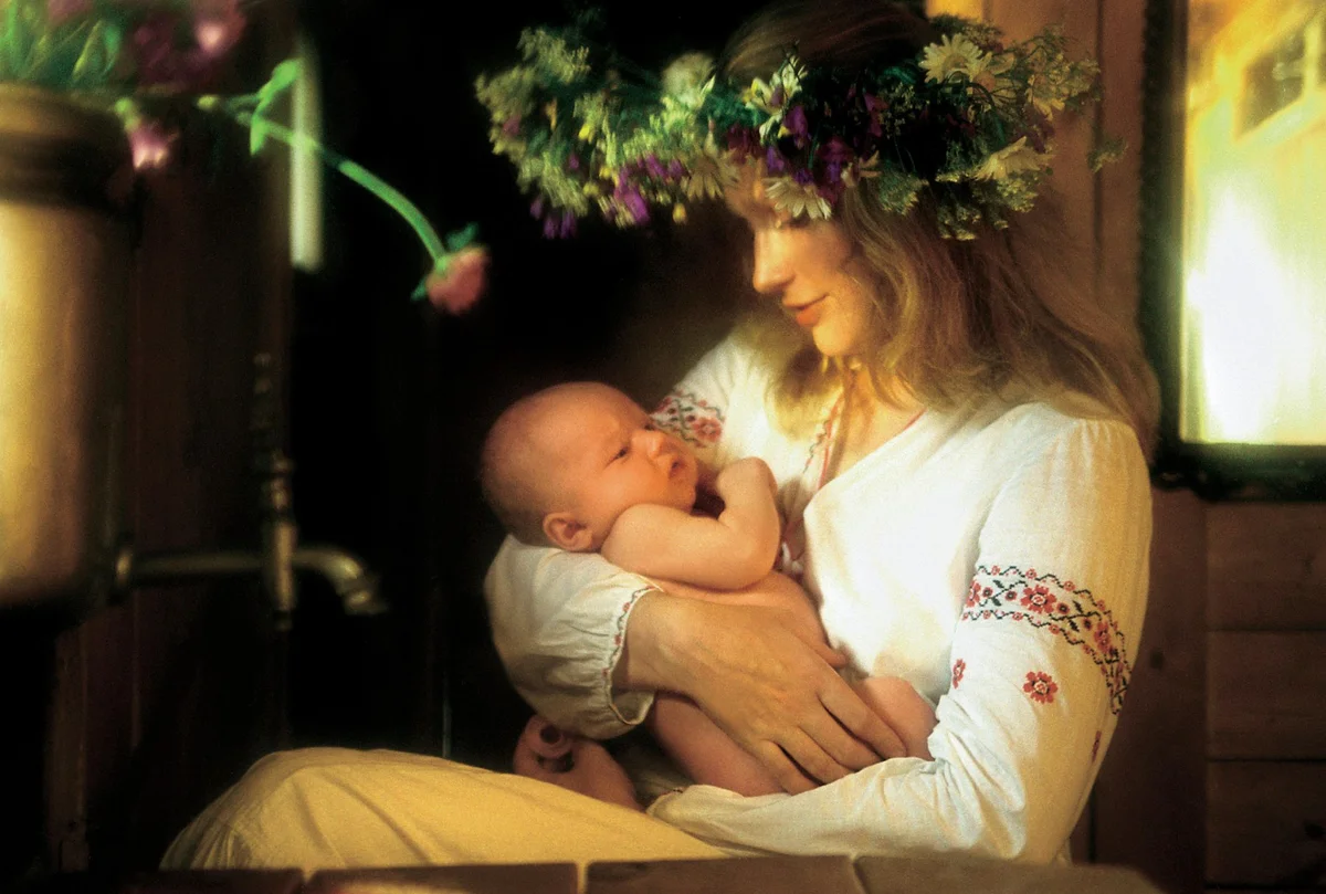 Пение мам. Мама поет колыбельную ребенку. Рождение ребенка у славян. Славянская женщина с ребенком. Мать и ребенок славяне.