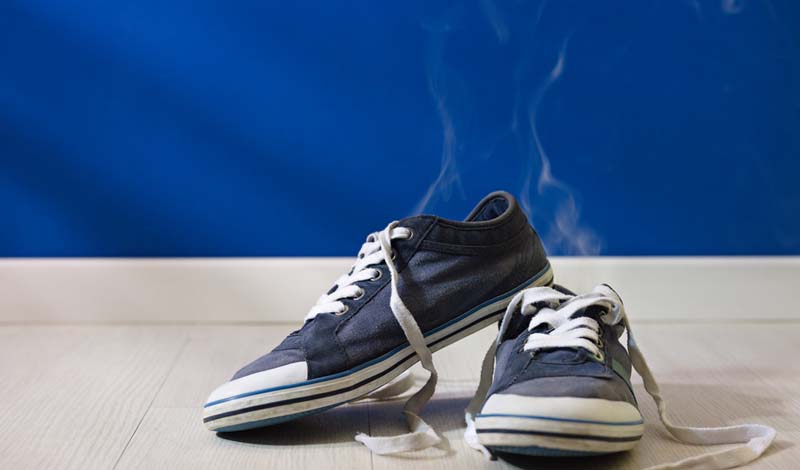 Как бороться с запахом в обуви
