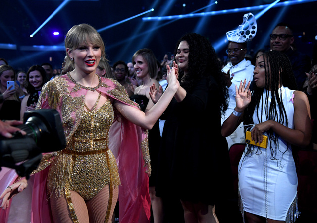 Кристина Агилера, Тейлор Свифт, Селена Гомес и другие на American Music Awards-2019 Кристина Агилера, Тейлор Свифт, Селена Гомес и другие на American Music Awards-2019 Звезды,Красная дорожка