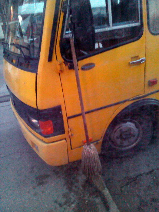 Единственный автобус, который делает город чище. | Фото: Humor.fm.