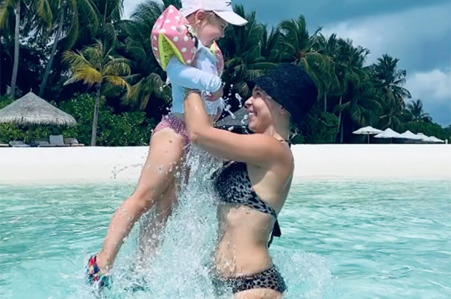 Веселый день рождения и купание в океане: как Пелагея с дочерью отдыхают на Мальдивах Звездные дети