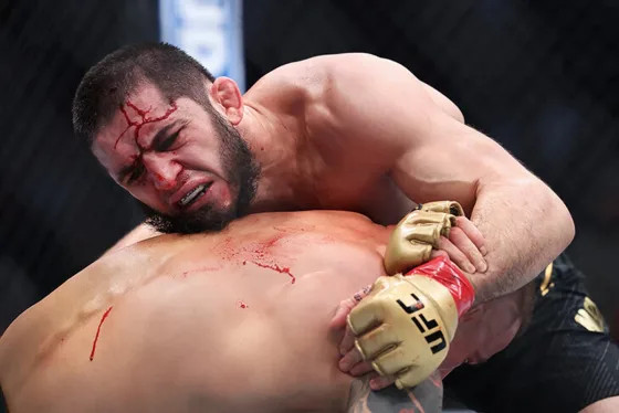 UFC лишил Махачева шанса на двойное чемпионство, зато решил проблему с главным турниром лета. Что происходит?