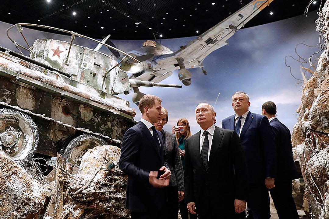 Владимиру Путину показали трехмерную панораму «Прорыв». Фото: Михаил Метцель/ТАСС 