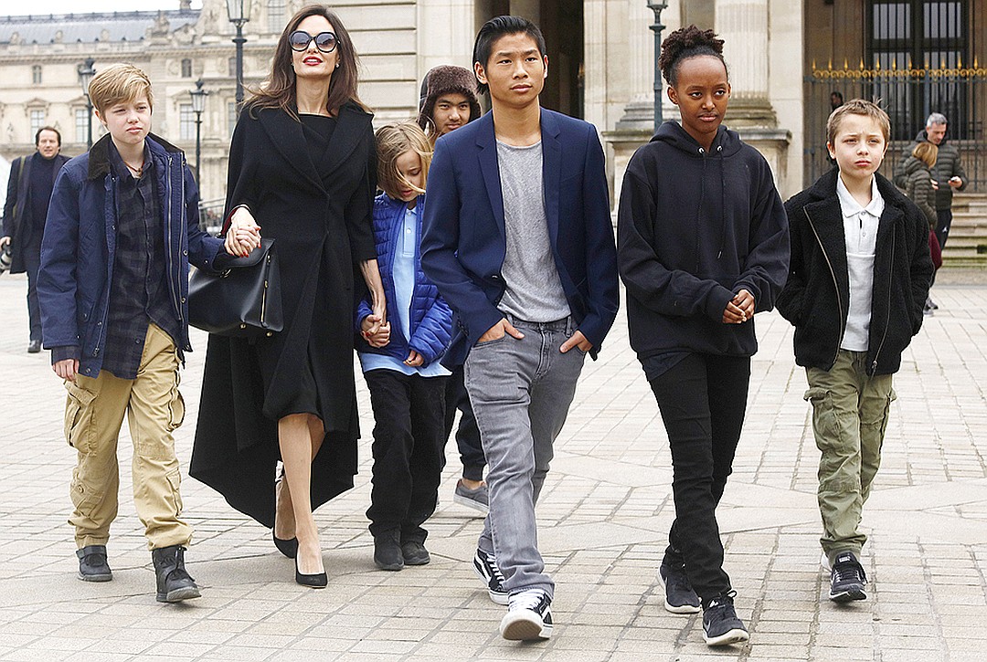 Анджелина Джоли с детьми в Лувре. Слева-направо: дочка Шайло, Анджелина Джоли, дочка Вивьен, сын Мэддокс, сын Пакс Тьен, дочка Захара, сын Нокс. Фото: GLOBAL LOOK PRESS