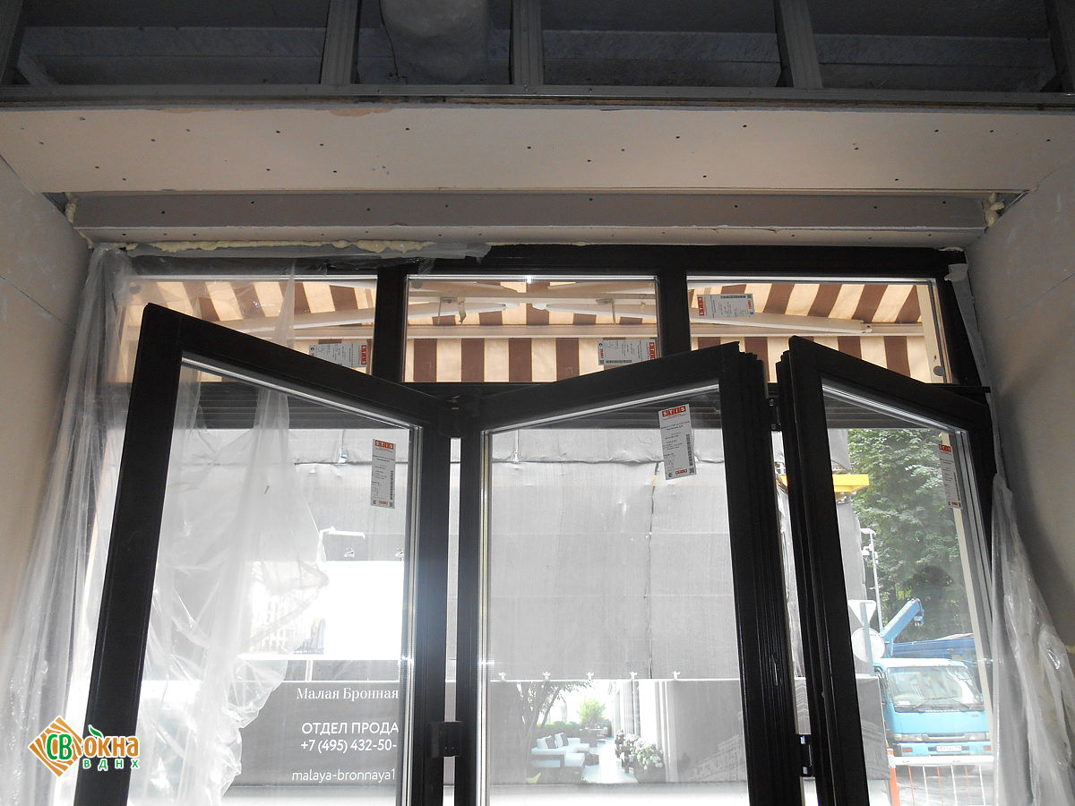 Окна-«гармошки» и входная группа