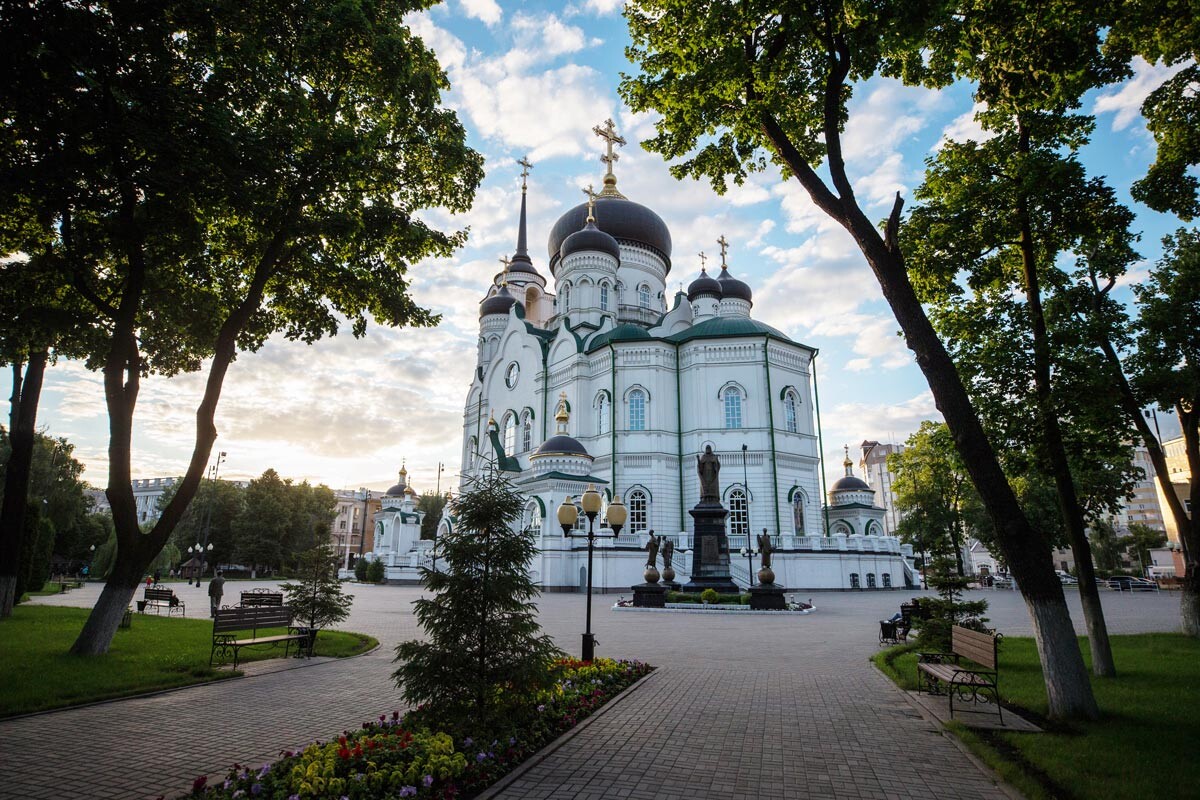 Самые крупные православные храмы. Благовещенский собор Воронеж и Петр 1. Благовещенский собор Воронеж ворота. Благовещенский Соборный храм г. Кировоград. Самый большой кафедральный православный собор в России.