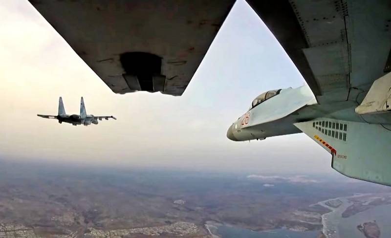 Бомбардировщики ВКС уничтожают боевиков на границе с Турцией под прикрытием Су-35 Новости