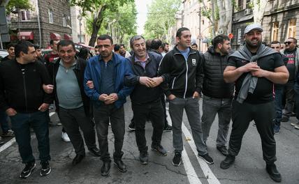 На фото: люди во время операции полиции по задержанию активистов