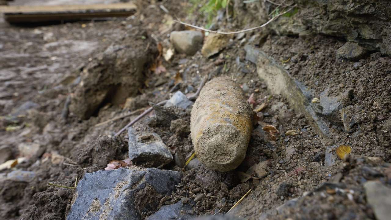 Снаряд времен ВОВ обнаружили на берегу реки Глухарки в Петербурге