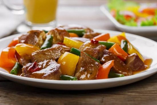 Особенности приготовления и базовый рецепт овощного рагу с мясом и сметанной подливой