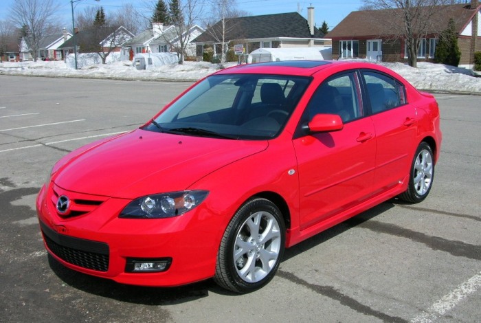 Японский седан Mazda3 первого поколения (2003-2008 гг.).