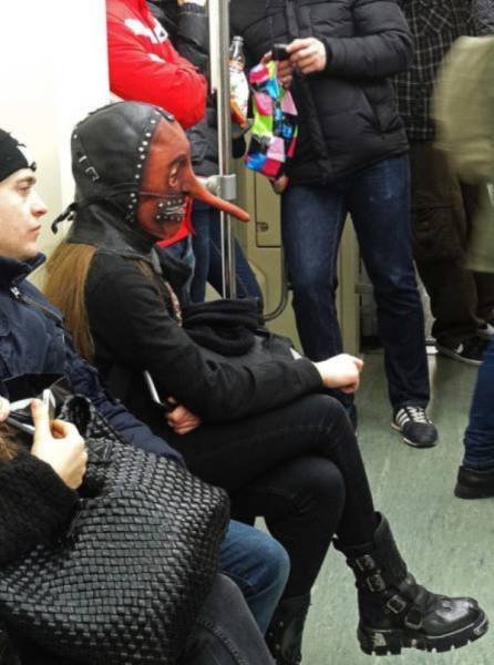 Странные и необычные пассажиры в метро прикольные картинки