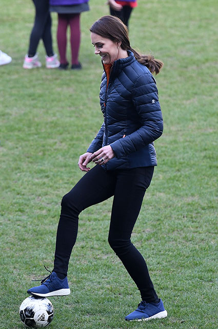 Кейт Миддлтон сыграла в футбол с детьми в Белфасте Монархии