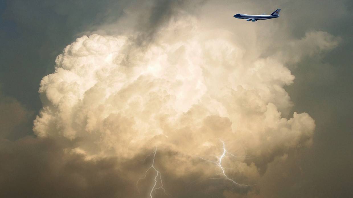 Молния попала в вылетевший из Тюмени в Сочи пассажирский самолет