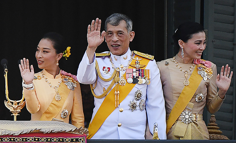 Король Таиланда Рама X заперся на карантин с 20 наложницами в отеле в Баварии