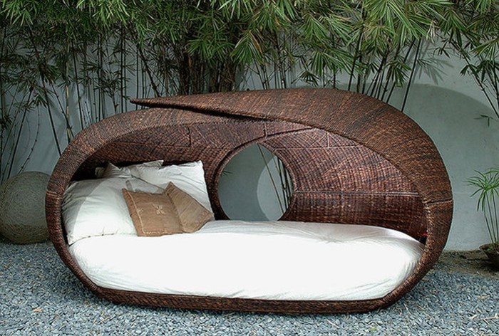 Удобная кровать, которая станет настоящим украшением в саду. 