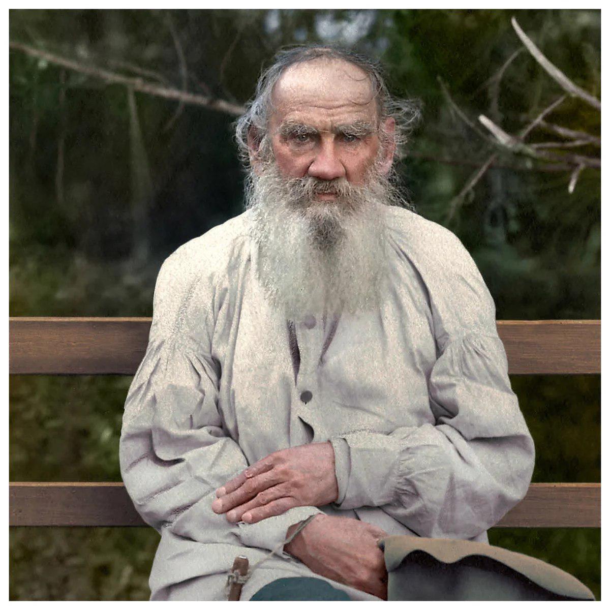 Толстой предстает в необычном для читателя амплуа.