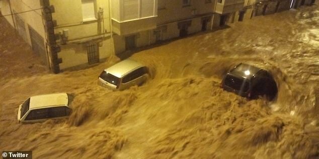 Наводнение в Испании смывает автомобили наводнение, оказались, жителей, возможности, отключилось, севере, Испании, ловушке, Рейносе, домов, Рейноса, выйти, улицы, многих, городе, следует, поезд, причине, отменены, многие