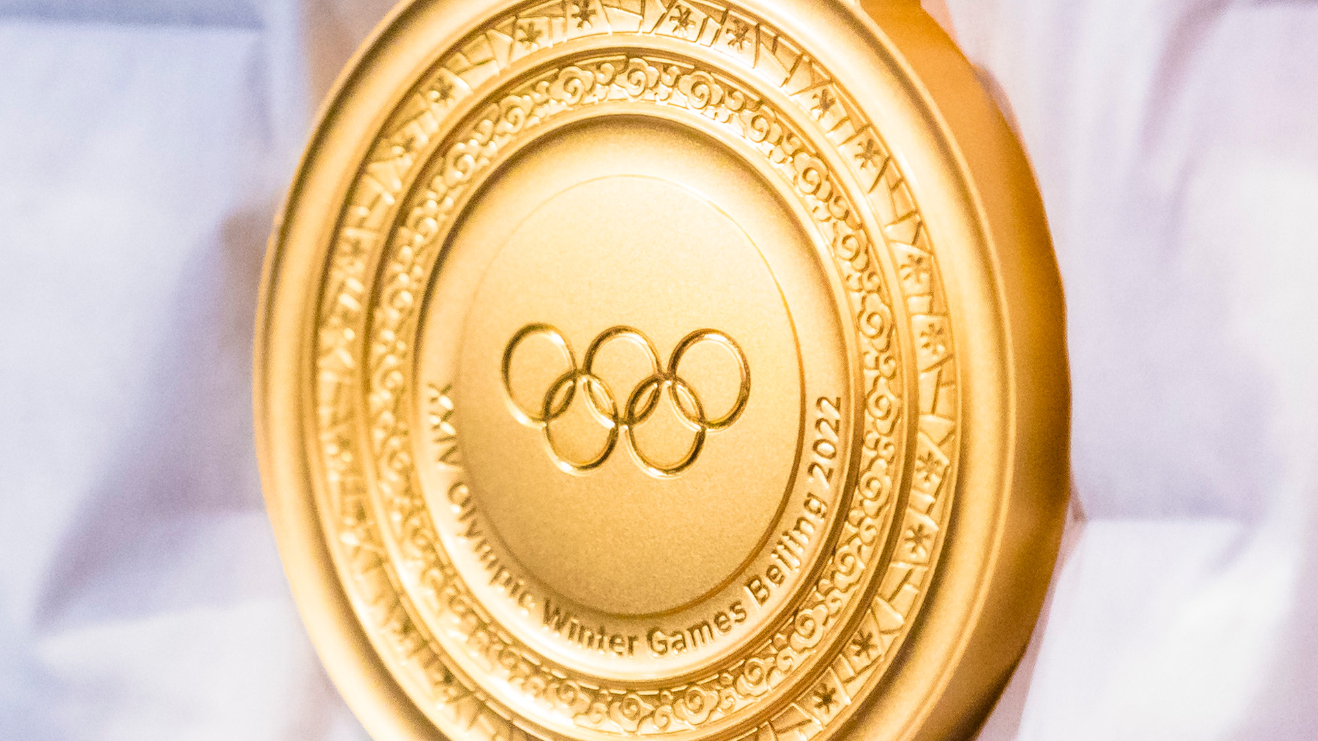 Золотая медаль олимпийских игр россия. Золотая медаль Пекина 2022. Золотая Олимпийская медаль Пекин 2022. Олимпийские медали в Пекине 2022. Медали на Олимпиаде в Пекине 2022.